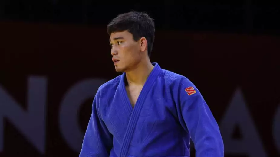 Красота от казахстанского дзюдоиста: оформил две досрочки подряд и выиграл золото!