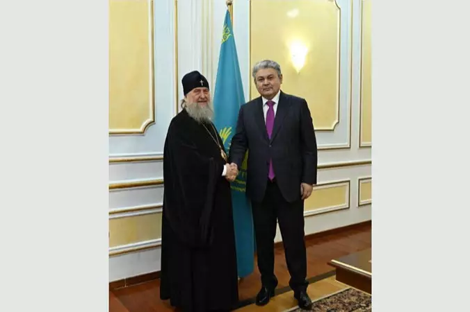 Глава Казахстанского митрополичьего округа встретился с министром иностранных дел республики.