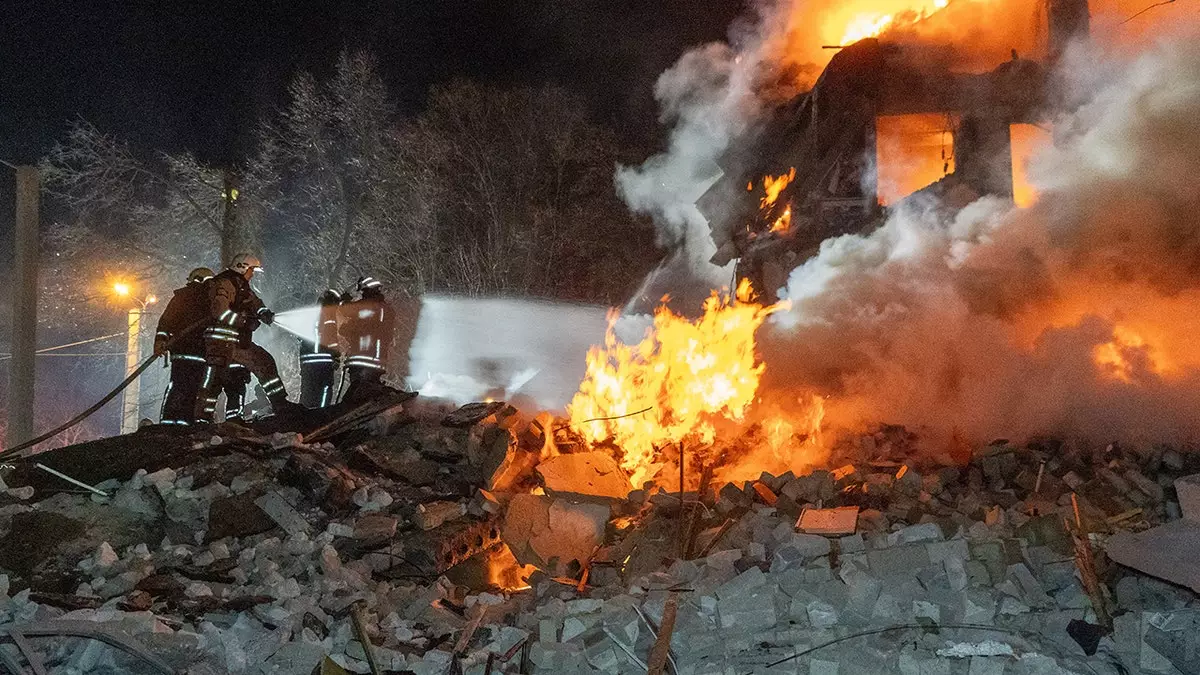 Российская ракетная атака унесла жизни 10 человек на Украине, в то время как Трамп заявил, что "ненависть" между странами осложняет мирное соглашение.