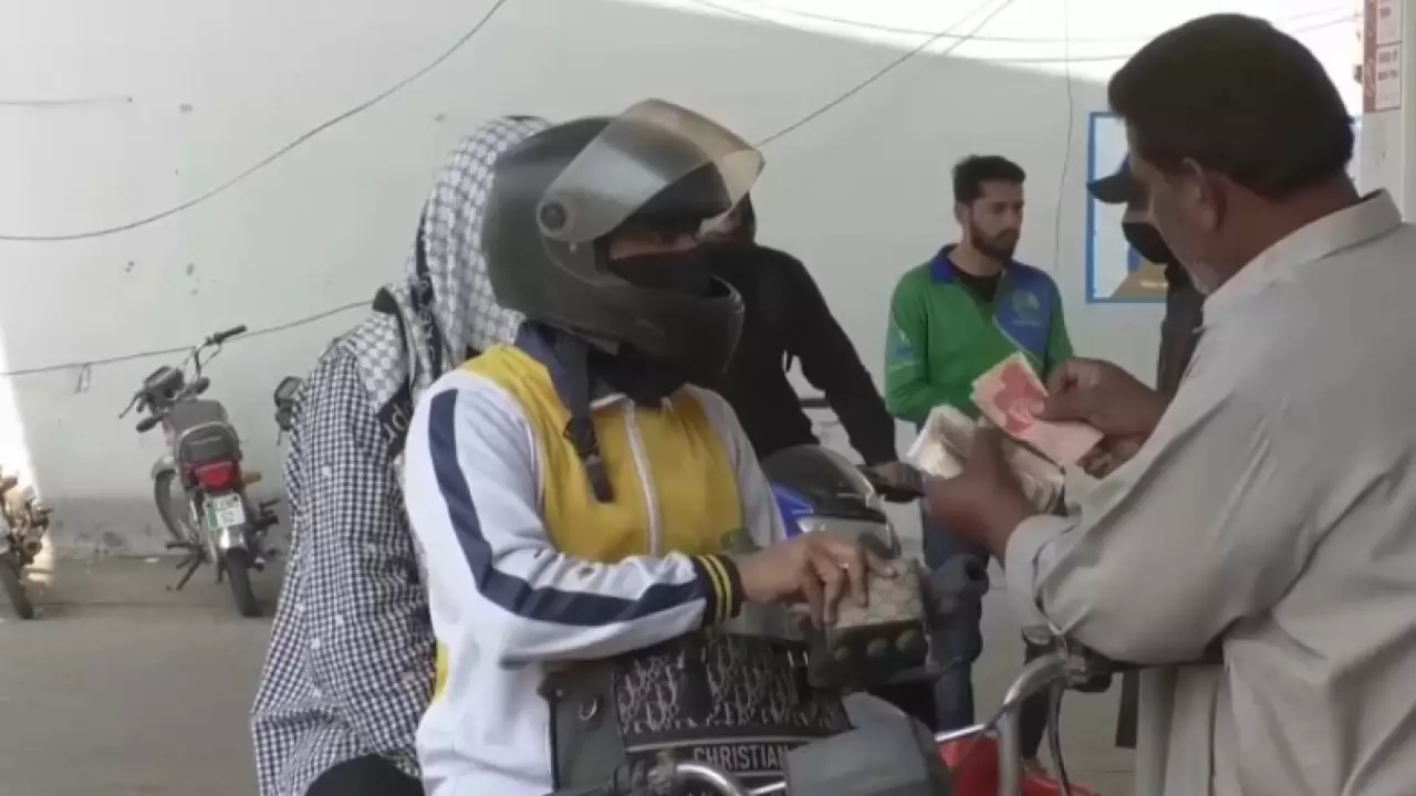 Бензин подорожал почти на 20% в Пакистане