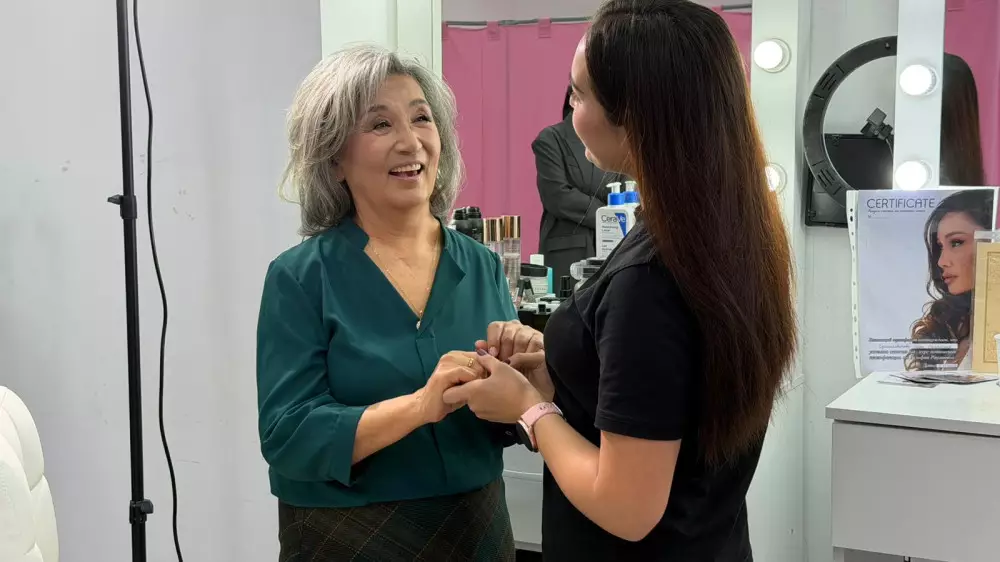 “Впервые за 73 года“: студенткам “серебряного университета“ устроили день красоты в Костанае