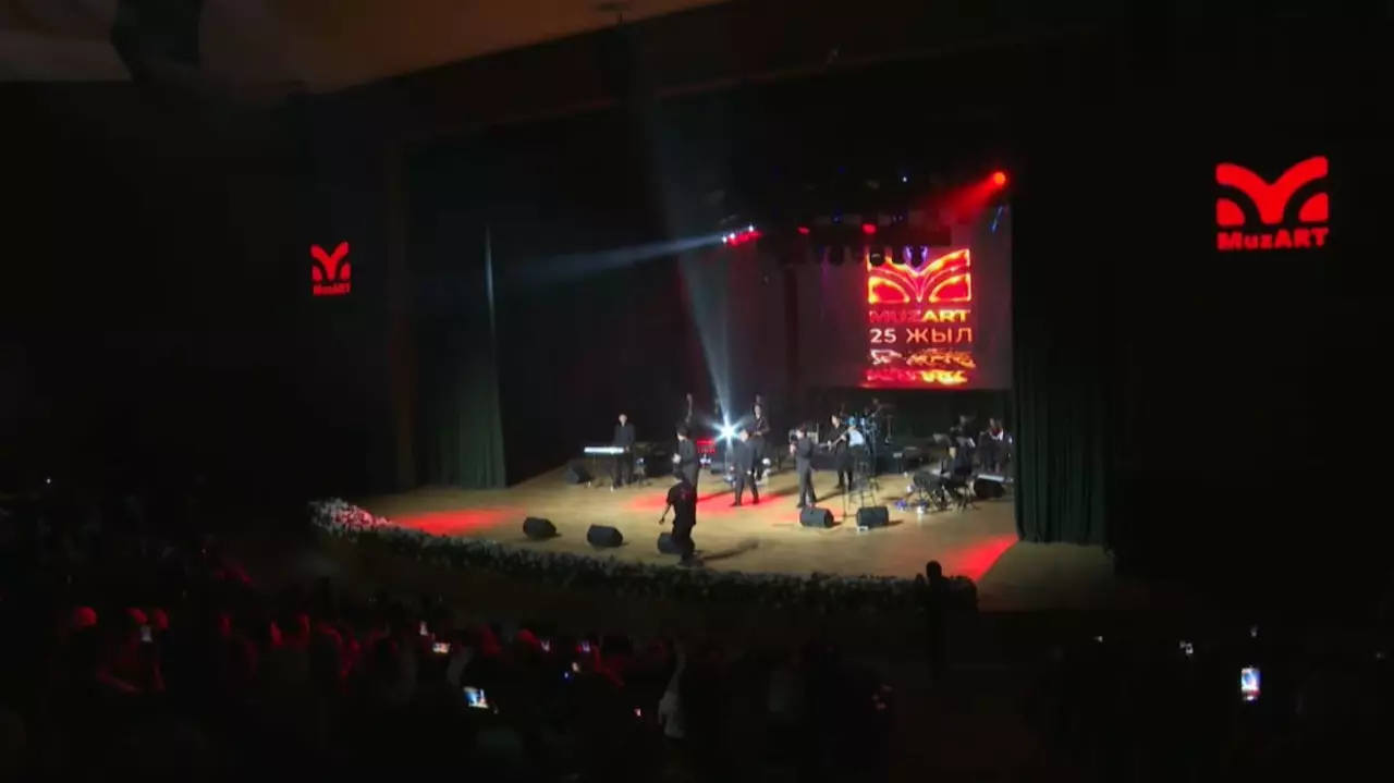 «Музарт» ансамблінің 25 жылдық ән кеші өтті