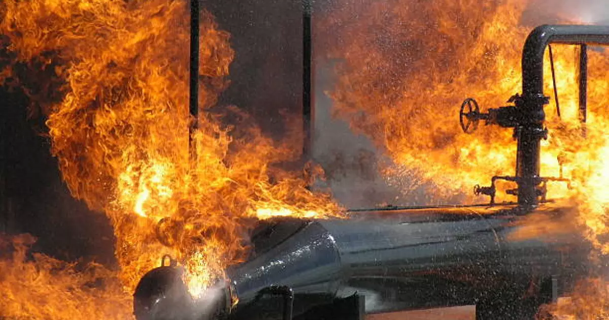   Тегеран маңындағы мұнай қоймасы жанып, қалаға қауіп төнді   