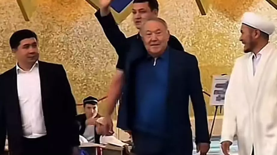 "Назарбаевтың ауызашарынан ғажап әсер алдым": Астанада экс президент ауызашар өткізді