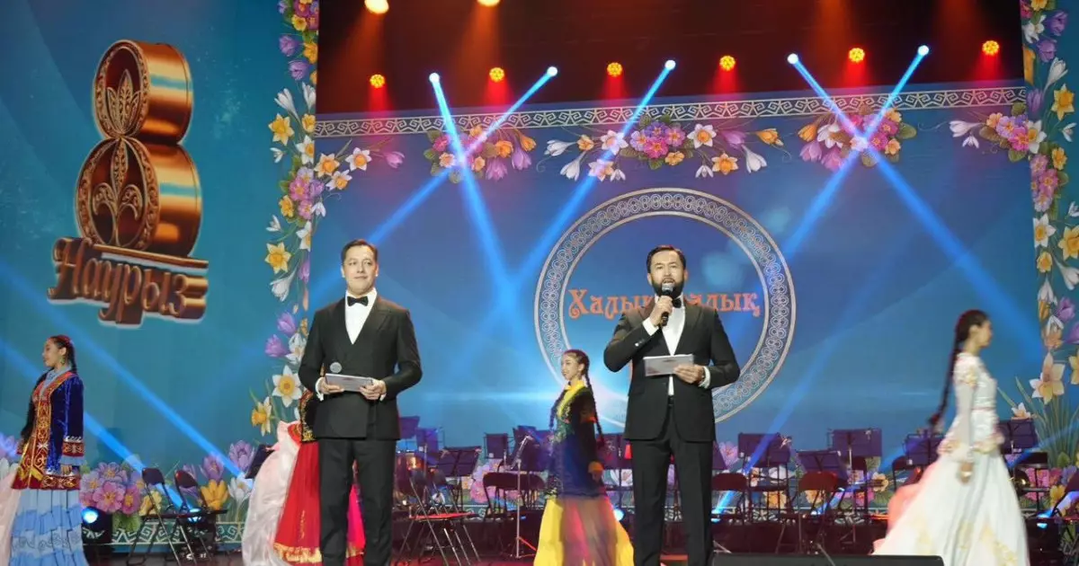  Ұландық сарбаз анасын мерекелік концертте тосын сыймен құттықтады 