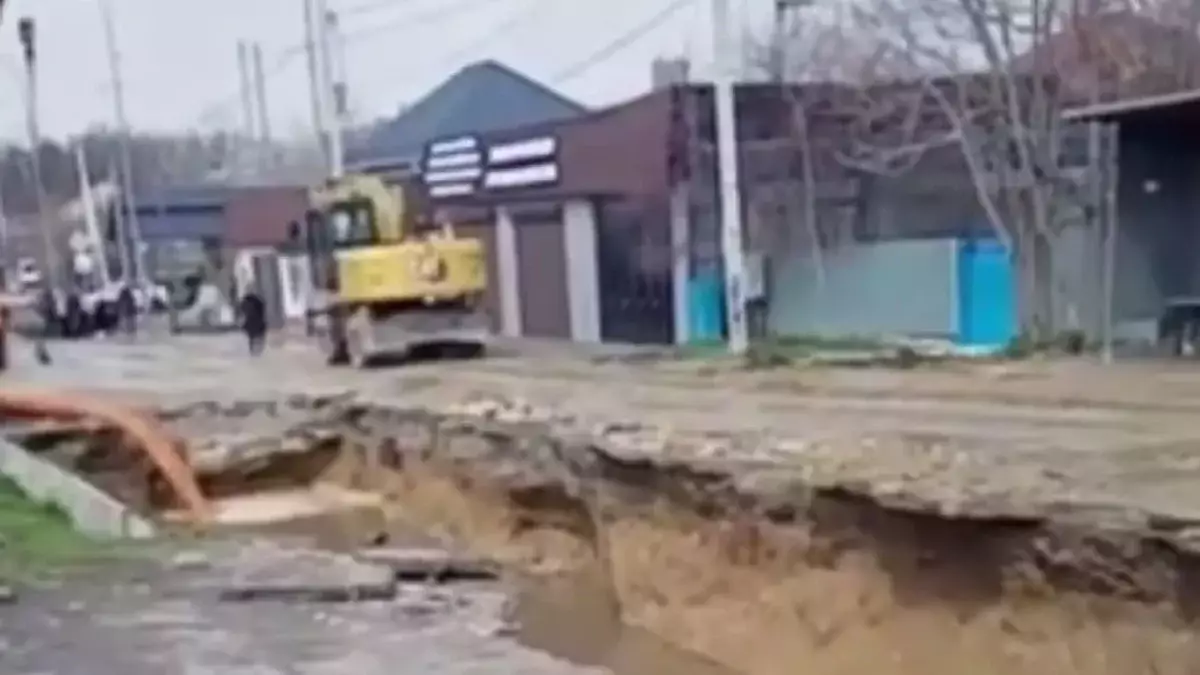 Часть дороги обрушилась на одной из улиц Шымкента