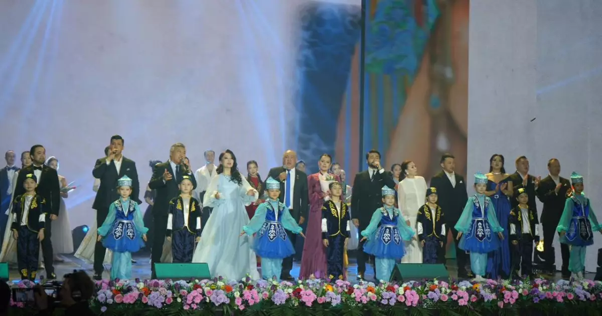   Ұландық сарбаз анасын мерекелік концертте тосын сыймен құттықтады   