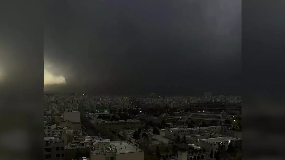 Кислотный дождь над Тегераном: последствия израильского удара по нефтяным резервуарам