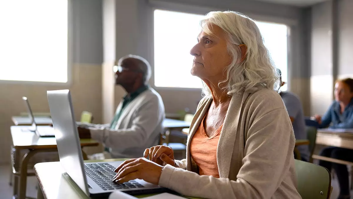 Почему вдовы и разведённые женщины становятся мишенями для пенсионных мошенников.