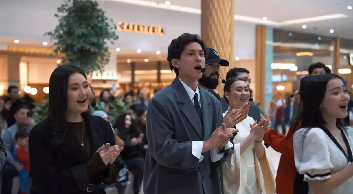 Астанадағы MEGA Silk Way сауда орталығында «Бақыт деген» музыкалық флешмобы өтті