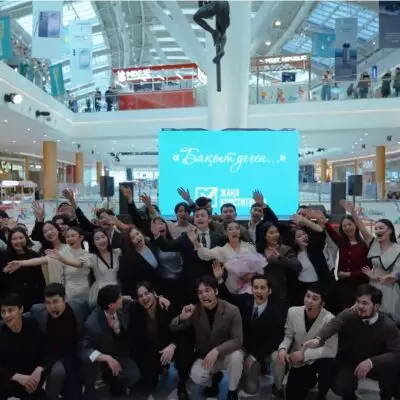 В MEGA Silk Way прошёл музыкальный флешмоб «Бақыт деген» в поддержку проекта новой Конституции