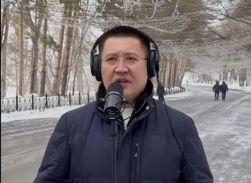 Аким Павлодарской области вышел к прохожим и неожиданно запел
