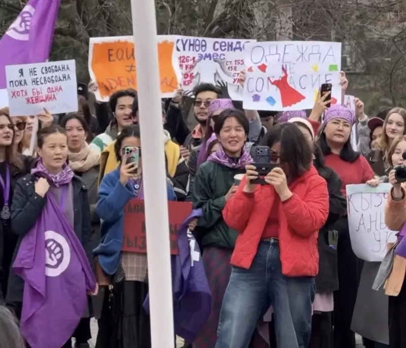 Более 100 человек вышли на акцию за права женщин в Кыргызстане