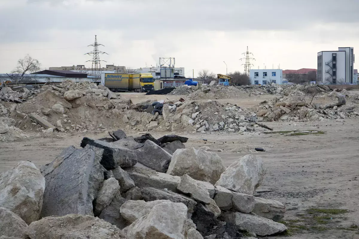 Участок посреди Актау превратили в свалку - новости на Lada.kz 08.03.2026