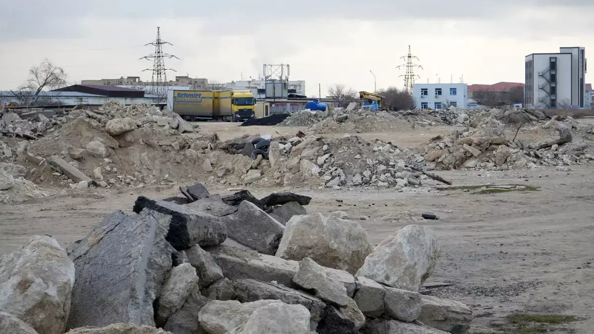 Участок в центре Актау превратился в стихийную свалку