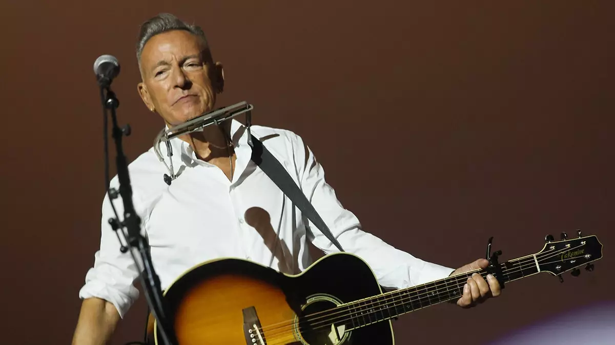 Брюс Спрингстин сталкивается с растущей критикой из-за заоблачных цен на билеты для старта своего антитрамповского тура в поддержку демократии.