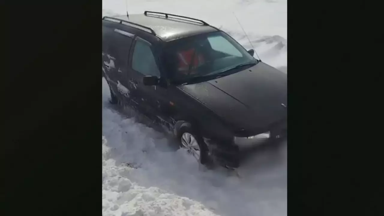 Құтқарушылар автокөлікті қар құрсауынан шығарды