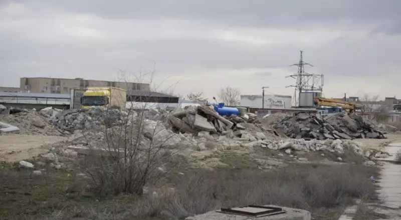 Мусор, закладки и неизвестные жидкости: жители Актау пожаловались на свалку