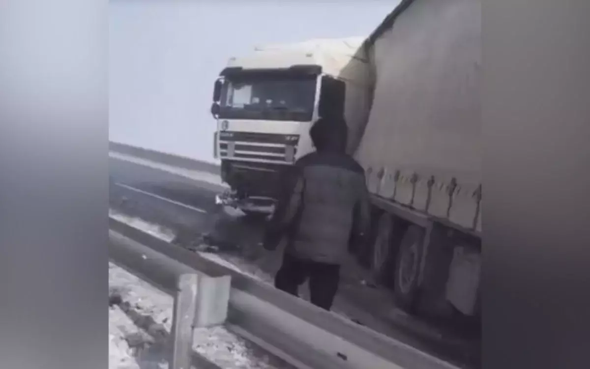 Большегрузы и ГАЗель столкнулись на дороге в Актюбинской области