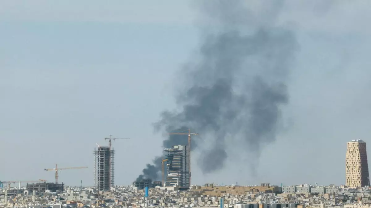 Сауд Арабиясында снаряд түсуі салдарынан екі адам қаза тапты