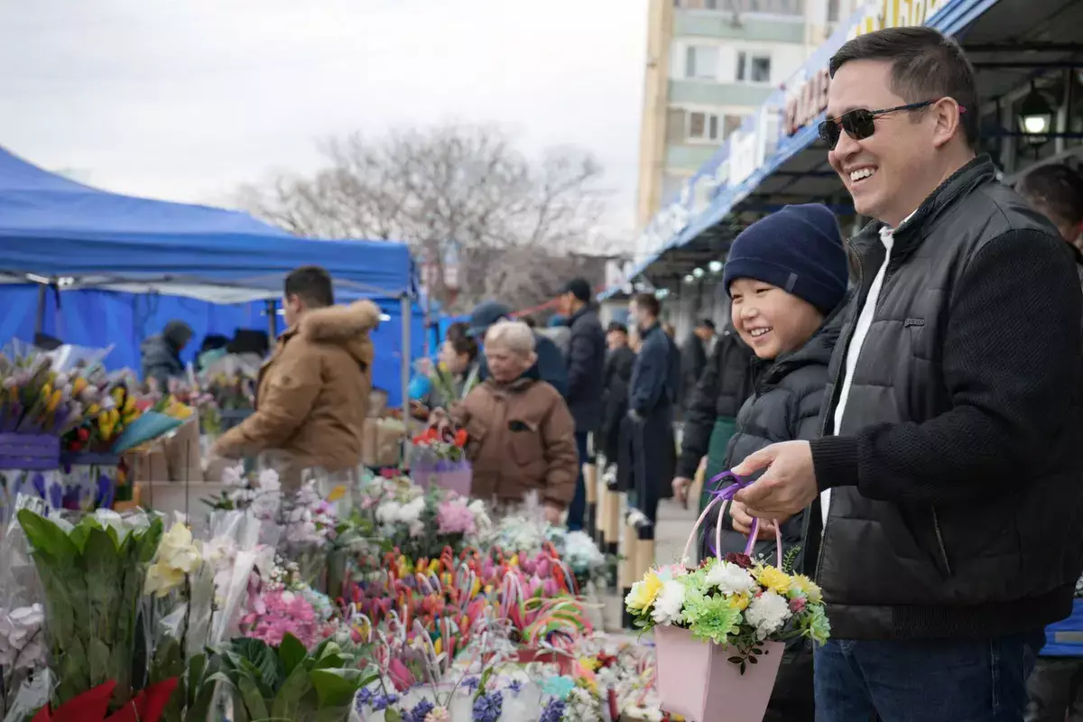 Не протолкнуться: как мужчины из Актау спешат поздравить своих женщин - новости на Lada.kz 08.03.2026