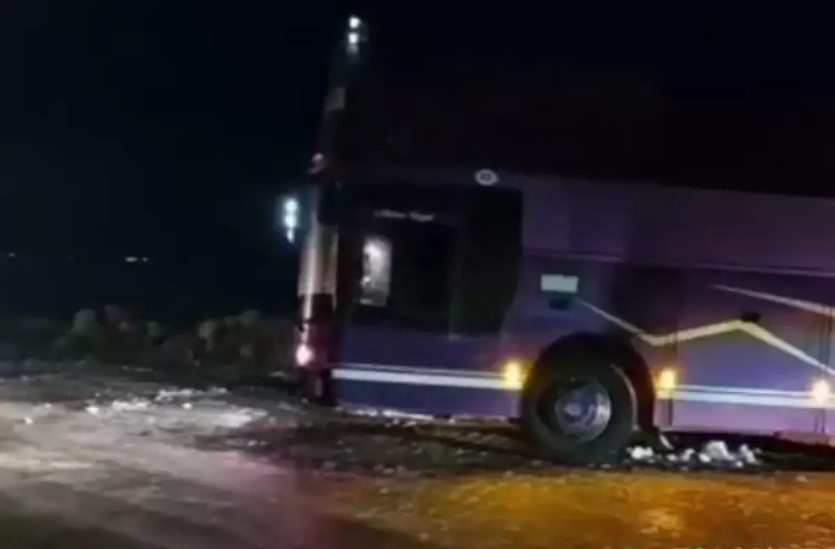 На трассе под Астаной автобус съехал в кювет