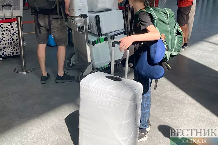 Восемь россиян и трое казахстанских дипломатов покинули Иран через Азербайджан.