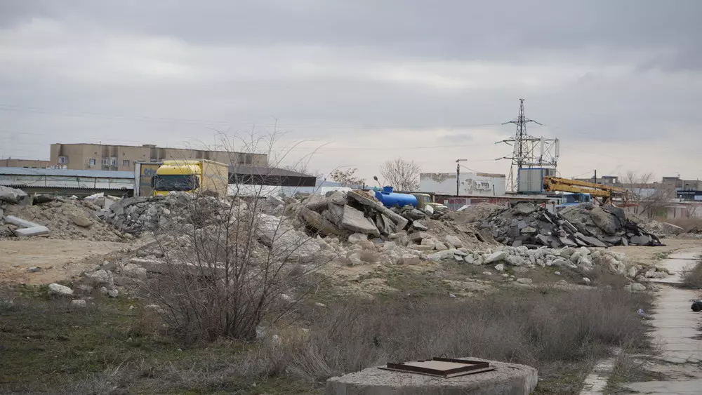 Ақтаудың ортасындағы жер телімі қоқыс үйіндісіне айналған