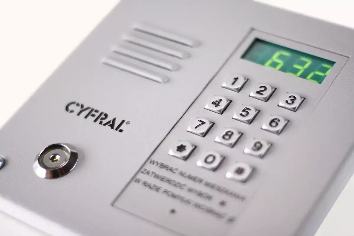 Россиянка лишилась 6,2 млн рублей после звонка о замене домофона - новости на Lada.kz 08.03.2026