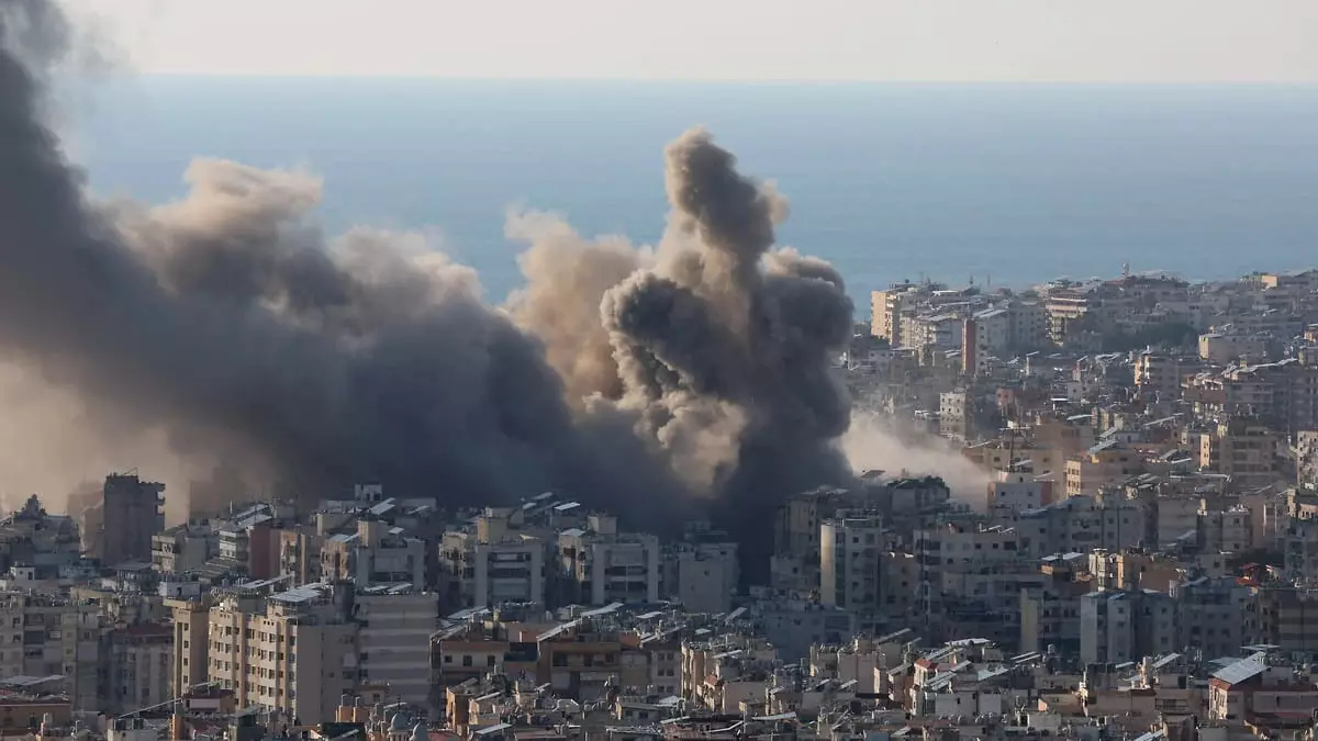 Два человека погибли после попадания снаряда в жилой дом в  Саудовской Аравии