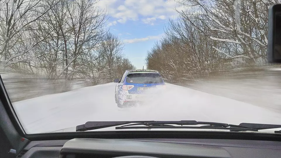 Семью с двумя детьми спасли из снежного заноса в СКО