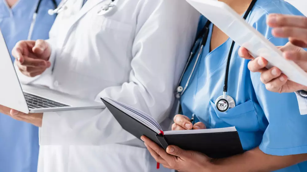 Кто нас лечит: гендерное распределение медработников в Казахстане