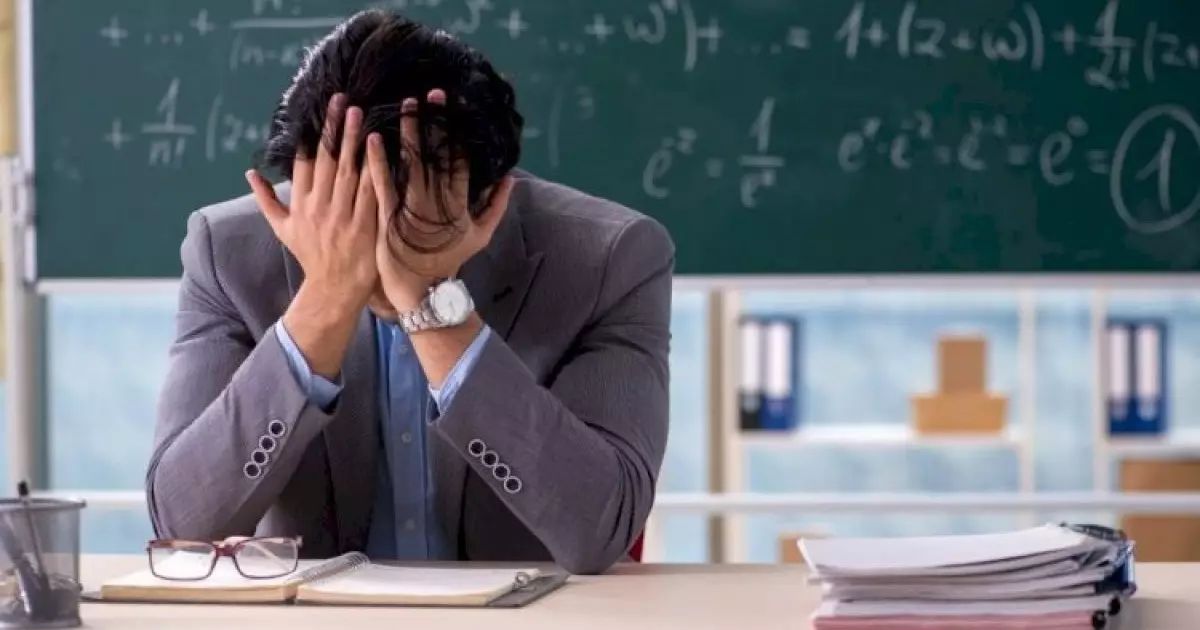  Мектеп оқушылары мұғалімдерімен әзілдесеміз деп қайғылы жағдайға тап болды (ФОТО) 