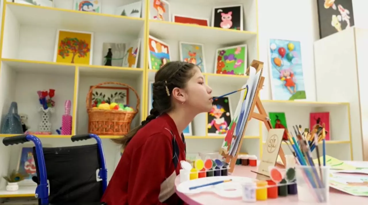 Юная художница из Туркестана вдохновляет силой духа