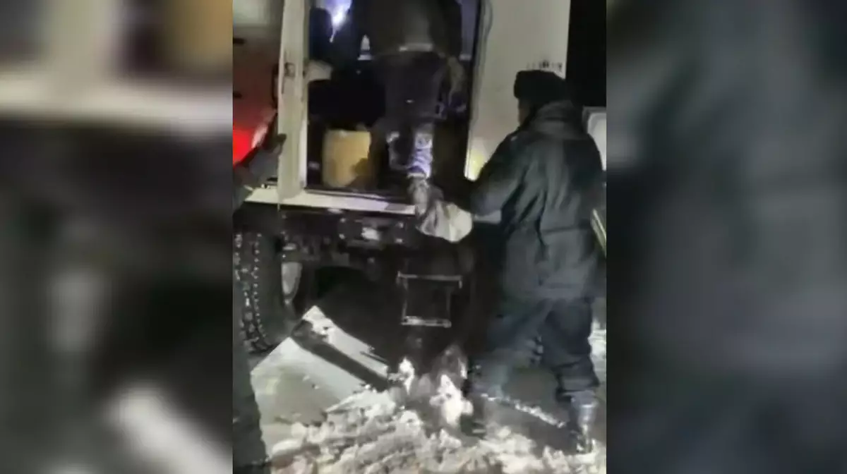 Восемь человек спасли из снежного заноса в Актюбинской области