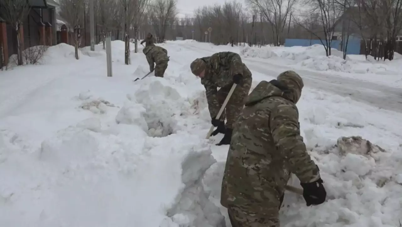 Оралда тасқынның алдын алуға сарбаздар көмекке келді