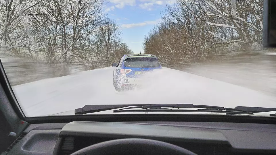 17 человек оказались заблокированы на трассе в Костанайской области из-за метели