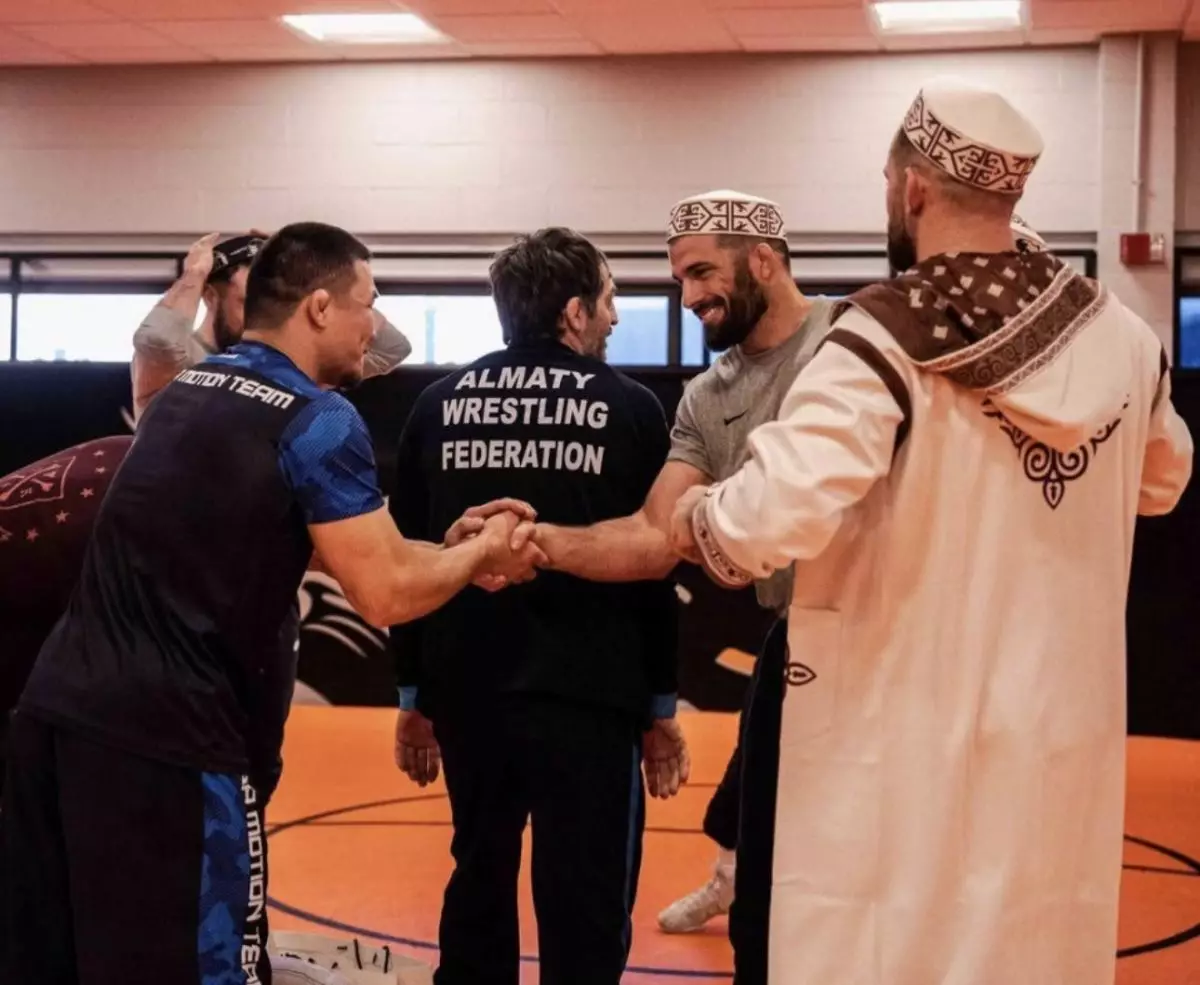 Қазақ балуандары америкалық Олимпиада чемпионына шапан кигізді