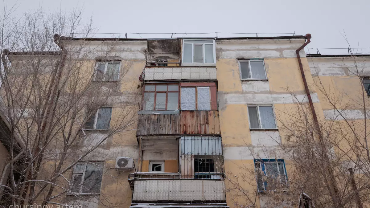 Камни с фасада бывшего общежития в Астане падают на людей и машины