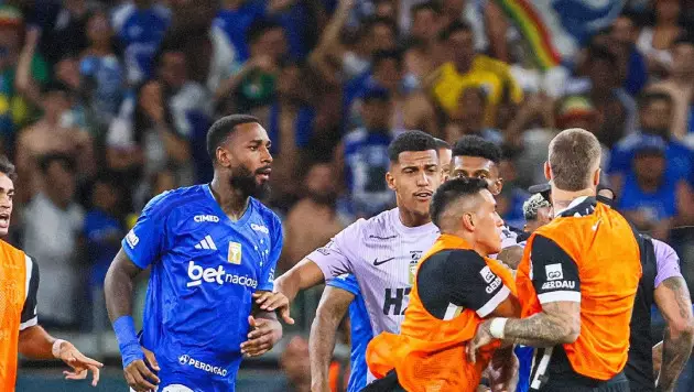 Бывшие одноклубники Алипа устроили драку. В матче было показано 23 красные карточки