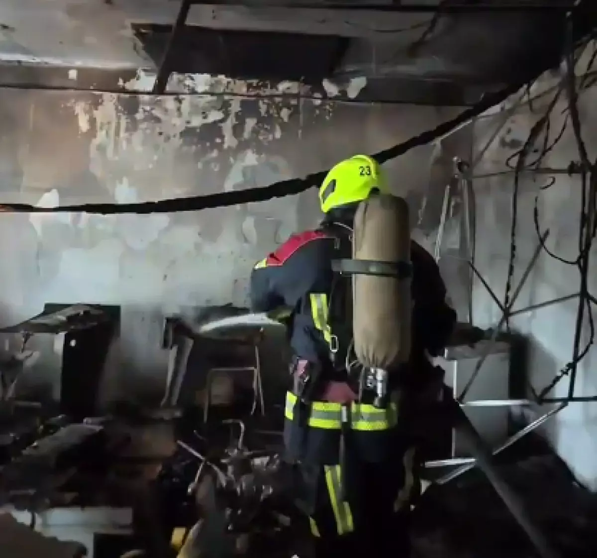 Двухэтажное здание горело в Астане