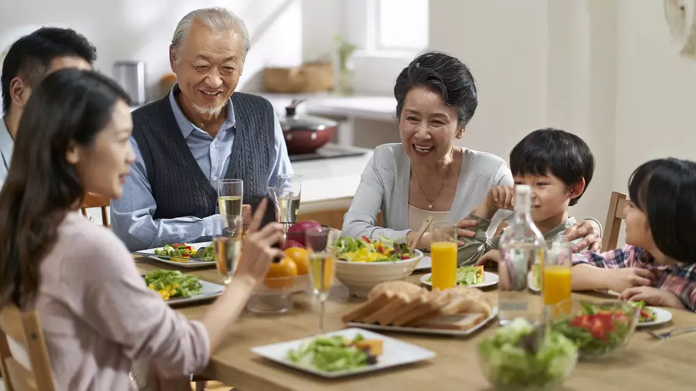 Японский ученый назвал простую привычку за столом, которая укрепляет психику детей