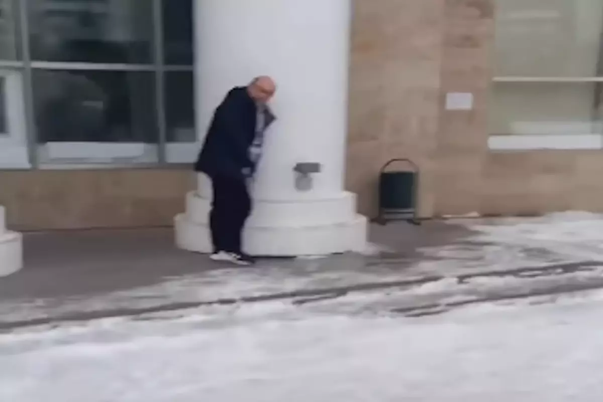 В центре Астаны пьяный иностранец справил нужду возле Дома министерств