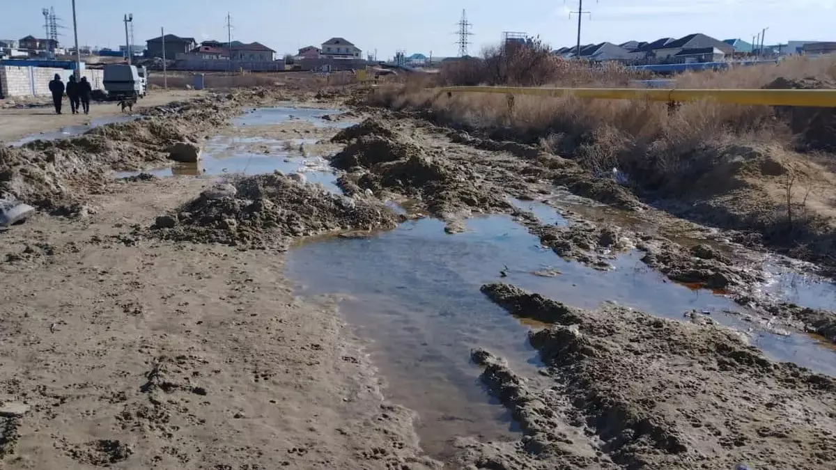 Жители пригорода Актау пожаловались на аварийные трубы и слив нечистот