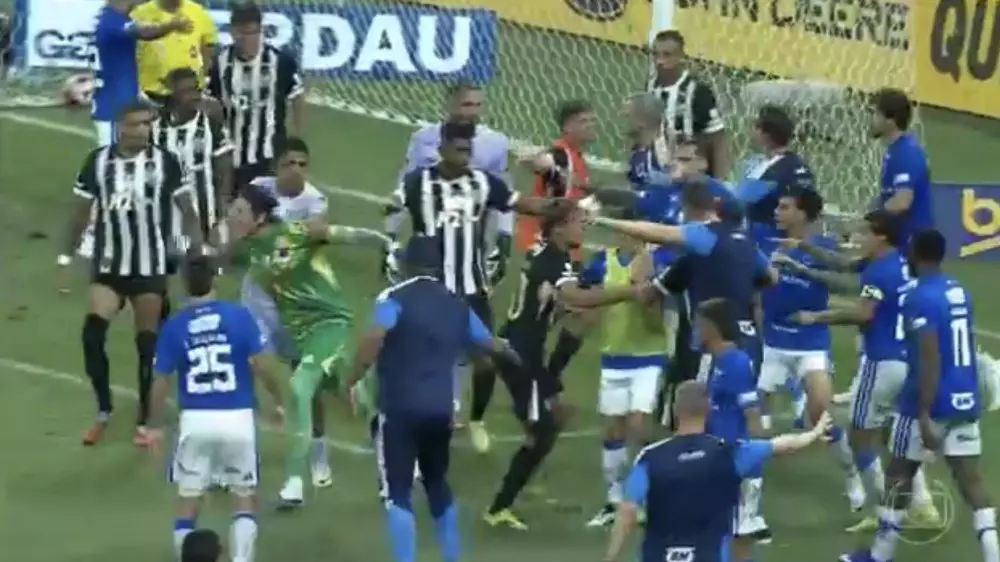 Массовая драка и 23 красные карточки: скандал в Бразилии