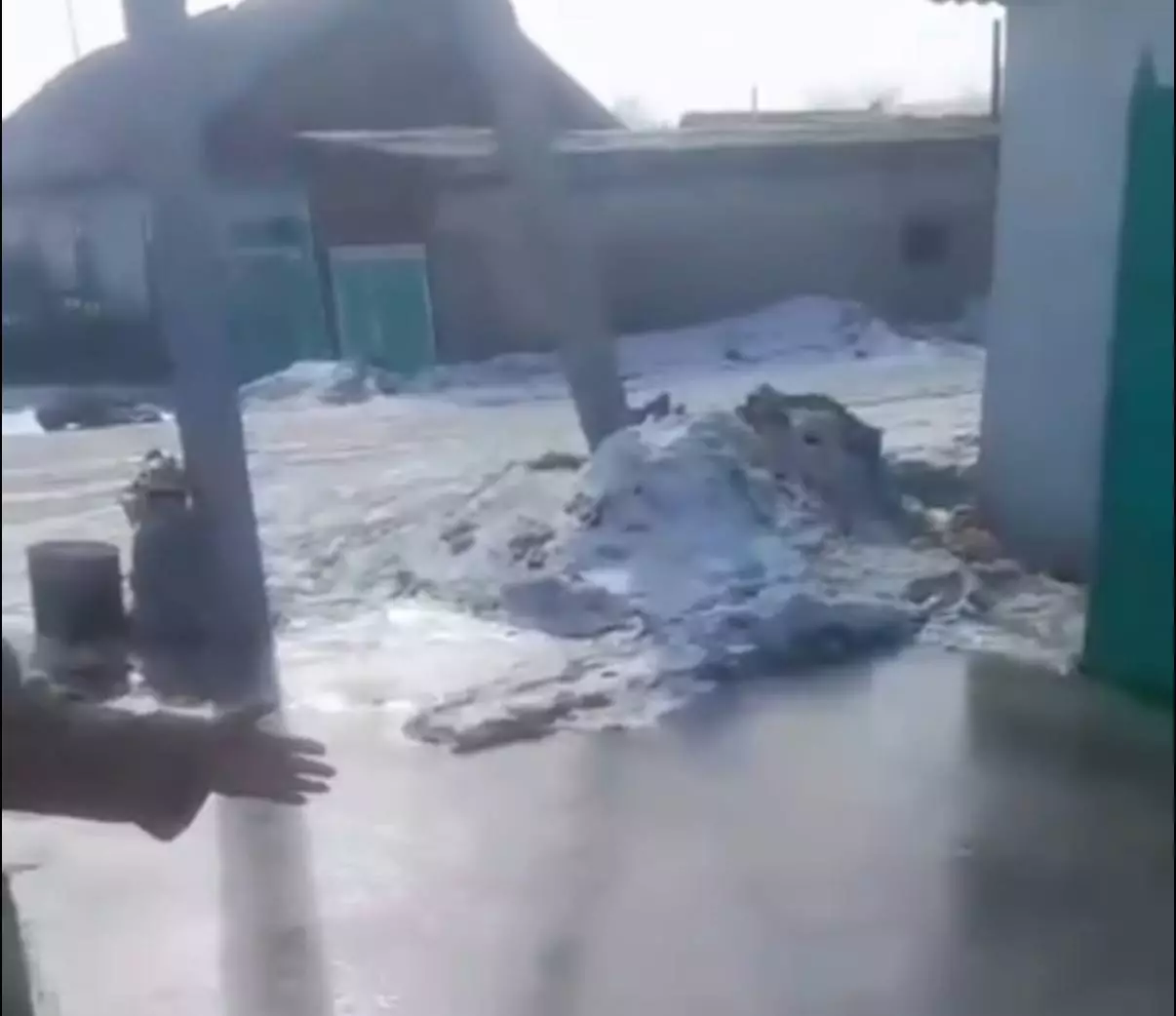 Семейде жаңа асфальттың кесірінен үйлерді су басты