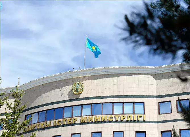 Казахстан эвакуирует граждан через сухопутную границу Азербайджана.