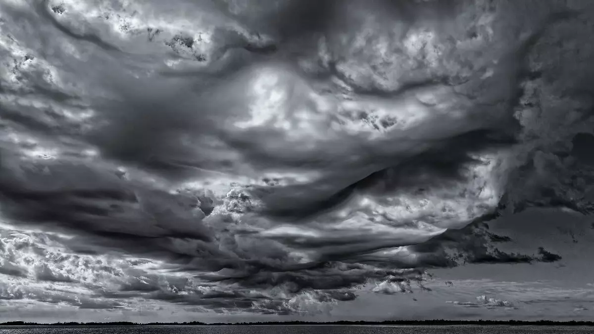 Сообщения о "кислотных облаках" из Ирана прокомментировали в Казгидромете