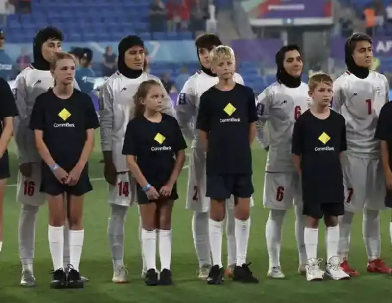 Отказались петь гимн: иранские футболистки останутся в Австралии