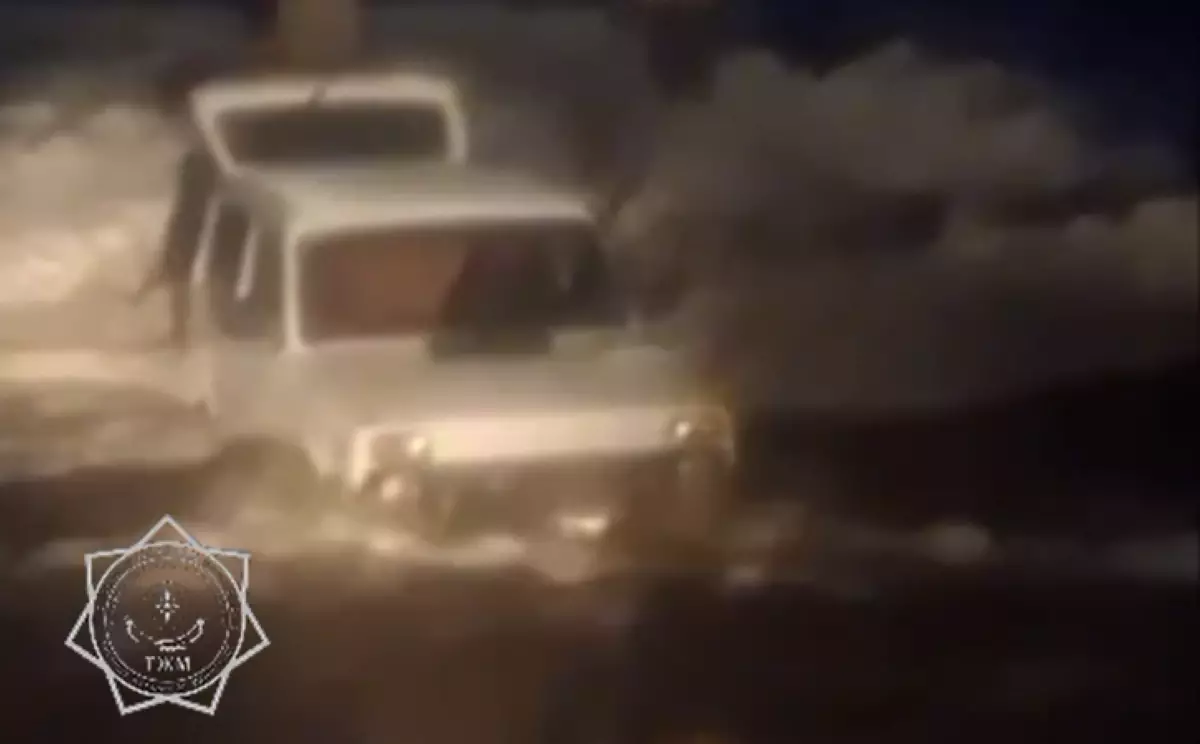 Машина ушла в овраг: подробности спасения в области Абай